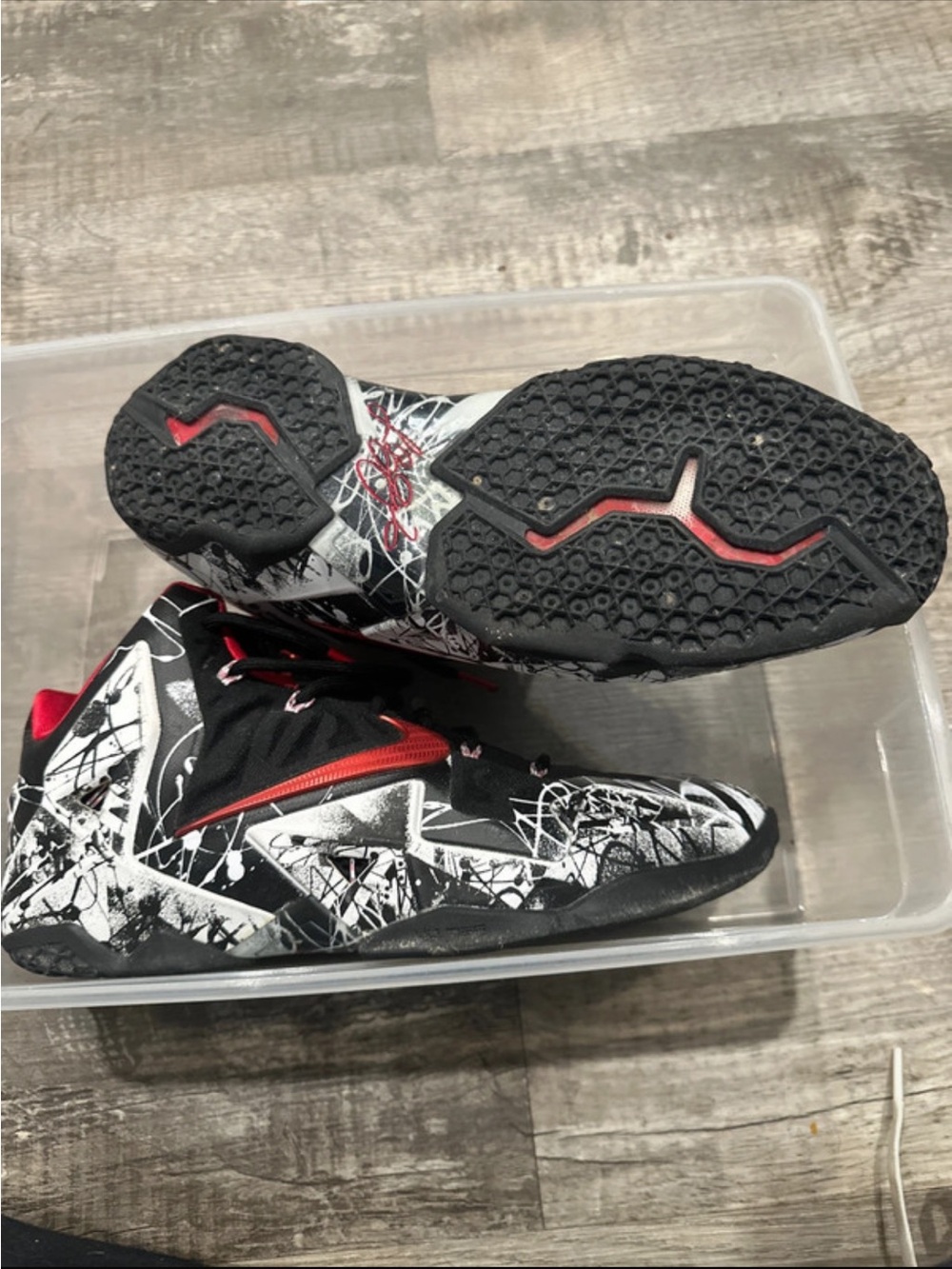 LeBron 11’s graffiti sneaker - Picture 3 of 3